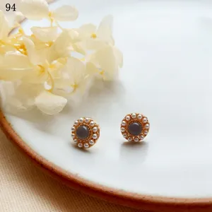 Eleganti orecchini a lobo perla vintage francesi con pietra grigia e montatura in oro.