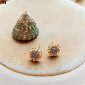 Orecchini a lobo perle minimalisti con pietra grigia, gioielli dorati stile francese.