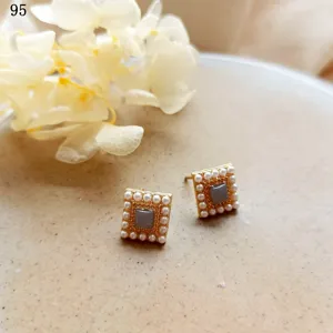 Eleganti orecchini a lobo quadrati con perle placcati in oro 14k da donna, stile francese minimalista.