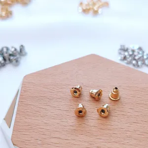 Goldfarbene Metall Kugel Ohrmuttern mit Silikonkern fuer DIY Schmuckherstellung Zubehoer.
