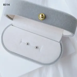 Minimalistische runde Kugel-Ohrstecker für Damen, schicker koreanischer Schmuck Detail.