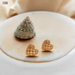 Squisite orecchini a lobo a cuore trapuntato placcato oro 14K, elegante stile francese donna.