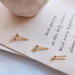 Minimalistische kleine Goldkugel Ohrstecker Set, süße mini runde geometrische Ohrringe für Alltag.