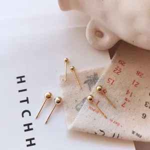 Minimalistische goldene Kugel Ohrstecker für Damen, kleine runde Metall Ohrringe Alltag.