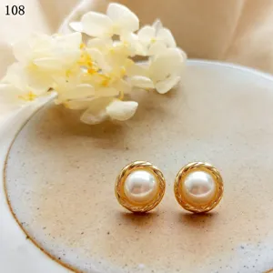 Orecchini a lobo con perla dorata intrecciata stile vintage minimalista dettaglio