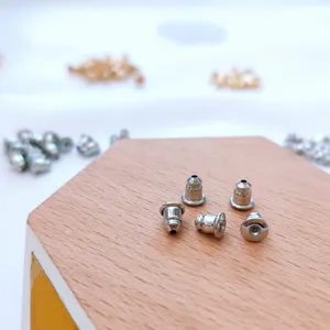 Nahaufnahme Detailansicht metallischer Ohrring-Rückseiten mit silbernem Verschluss.