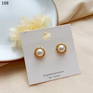 Scatto dettagliato di eleganti orecchini a perno con perla torta in argento 925.