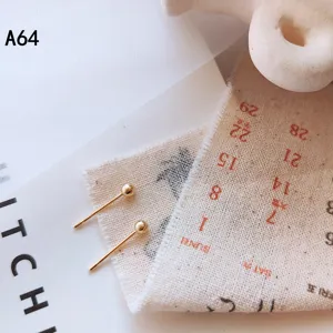 Detailansicht der goldenen Kugel-Ohrstecker, minimalistischer Schmuck im Mini-Design.