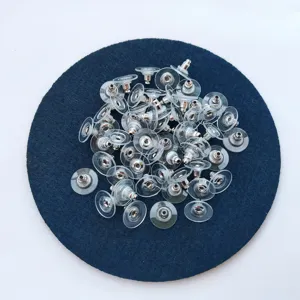 Nahaufnahme Detailansicht von klaren Silikon Metall Ohrring Ruckseiten Set auf blauen Pad.