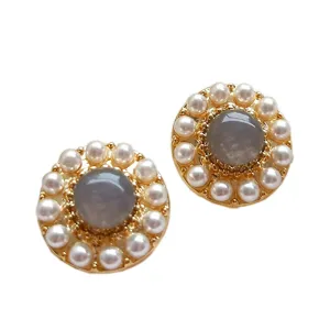 Eleganti orecchini a lobo di perle vintage con pietra grigia e finitura dorata chic.