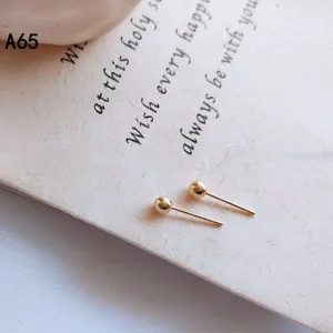 Minimalistische Gold Kugel Ohrstecker fuer Damen, schlichter Schmuck fuer den Alltag.