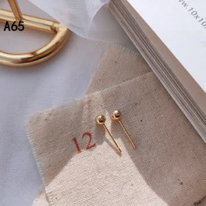 Minimalistische goldene Kugel Ohrstecker fuer Damen, filigraner Schmuck fuer Alltag.