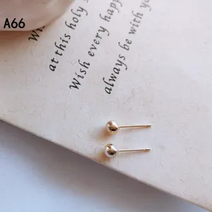 Minimalistische kleine runde Kugel-Ohrstecker, zartes Metallfinish, dezenter Alltagsstil.