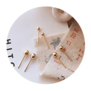 Minimalistische goldene Kugel-Ohrstecker für Damen, zarte und schicke Alltags-Schmuckaccessoires.