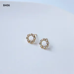 Nahaufnahme von Mini minimalistischen Zirkon Mikrogepflasterten runden Gold Ohrringen.