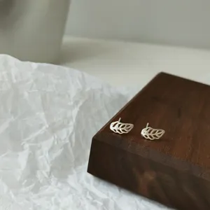 Silberne Mini-Blatt-Ohrstecker, zarter minimalistischer Alltagsschmuck für Damen.