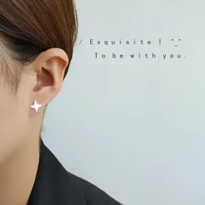 Minimalistische silberne vierzackige Stern-Ohrstecker, zarter Schmuck für jeden Tag.