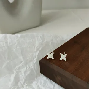 Silberne minimalistische Mini-Stern-Ohrstecker filigraner Schmuck im Detail-Ansicht