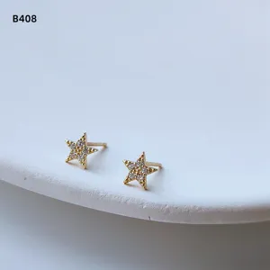 Minimalistische vergoldete Zirkonia Stern Ohrstecker kleine Ohrringe fur Damen.
