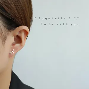Minimalistische silberne Geweih Ohrstecker, zierlicher und vielseitiger Schmuck für Damen.