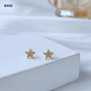Detailansicht zarter goldener Stern-Ohrstecker mit funkelnden Zirkonia-Steinen im Design.