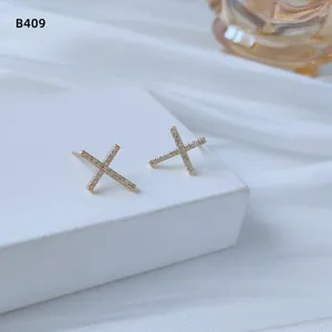 Minimalistische 14K vergoldete Zirkonia Kreuz Ohrstecker für Damen elegante Schmuckgeschenke