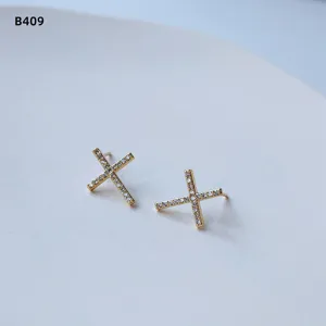 Vergoldete Zirkonia Kreuz Ohrstecker minimalistischer Schmuck Detailansicht für Damen