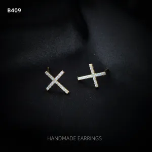 Detailansicht der eleganten 14K vergoldeten Zirkonia Kreuz und X Form Ohrstecker.