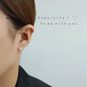 Nahaufnahme minimalistischer silberner Schneeflocken Ohrstecker, elegant für Alltag.