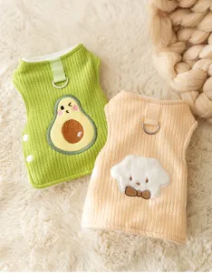 Primo piano dettagliato di gilet per animali domestici in verde e beige con simpatici ricami.
