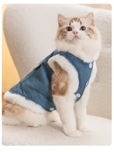 Gedetailleerd overzicht van een warme winter spijkergilet voor huisdieren met wit fleece voor katten.