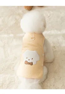 Primo piano dettaglio del gilet invernale per animali domestici, morbido corduroy con ricamo.
