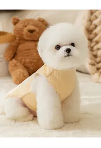 Carino gilet lavorato a maglia per cani in giallo, dettaglio perfetto abbigliamento inverno.