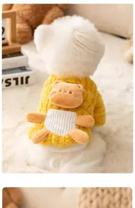 Schattig cartoon beer pluche detail op warme gele fleece winter hondenkleding aan.