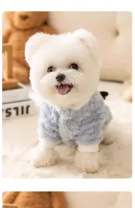 Schattige huisdier fleece trui detail met zachte blauwe stof voor kleine honden winter.