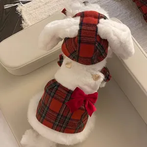 Schönes Weihnachts-Karo-Kostüm für Hunde und Katzen aus weichem Plüsch mit roter Schleife.