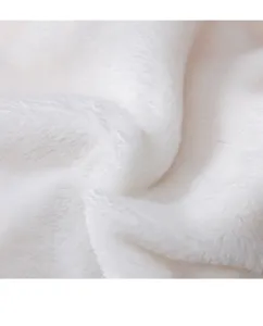 Primo piano dettagliato del tessuto in morbido peluche bianco, soffice pile per animali domestici.