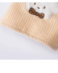 Vista dettagliata del gilet invernale per animali, tessuto waffle con simpatico pezza di peluche, cucciolo.