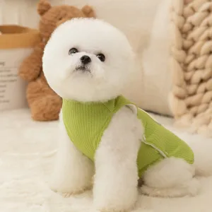 Comodo gilet verde per cani e gatti di piccola taglia, vestiti in maglia calda per l'inverno.