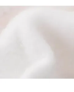 Vista dettagliata del morbido tessuto in pile bianco per felpa da gatto, consistenza accogliente.