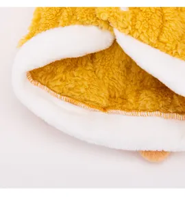 Gedetailleerd overzicht van huisdierfleece, zachte gele pluche stof met een witte rand.