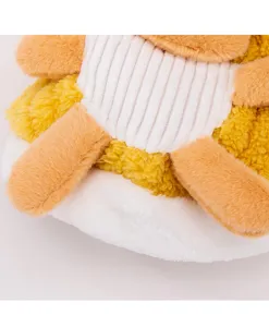 Gedetailleerd overzicht van schattige pluche huisdierenfleece met gele en witte textuur.