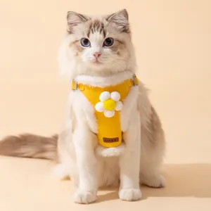 Niedliches Winter-Katzen-Brustgeschirr mit Blumendekor und warmer Plüschkante im Detail.
