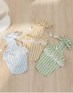 Schattige gestreepte zomerjurk voor honden met kantrand en bandjes voor kleine huisdieren.