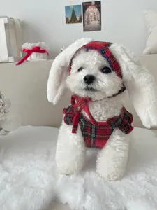 Detailansicht des süßen roten Karo-Haustierkleids mit Hasenohren-Mütze für warme Winter- und Weihnachtszeit.