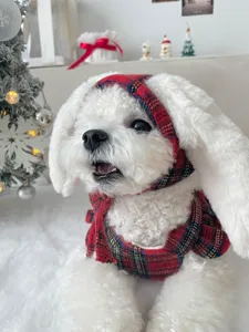 Niedliches rotes Karomuster Haustier Hasenmuetze Schal Set, weiche warme Winterkleidung Detail.