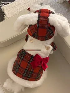 Weihnachtskleidung für Hunde und Katzen mit lustigem Kaninchenohren-Hut und roter Schleife.