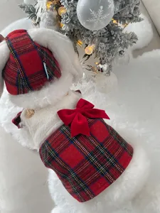 Detailansicht des Weihnachts-Haustieroutfits mit rotem Karo-Rock und süßer Kaninchenmütze.