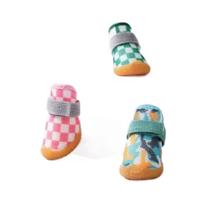 Zapatos de malla transpirable para perros con suela de goma antideslizante y correa ajustable.
