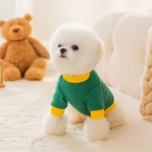 Nahaufnahme des niedlichen Haustier-Sweatshirts, grüne Fleeceshirt für Hunde mit gelbem Saum.